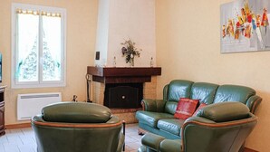 TV, fireplace