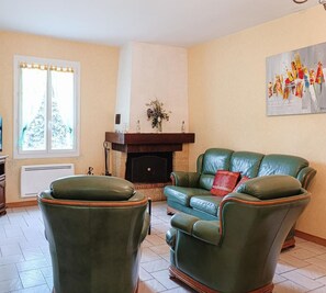 TV, fireplace