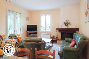 TV, fireplace - Gîtes de France® - Les Artigues (TOUZAC)