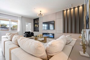 TV connectée, cheminée, jeux vidéo, baby-foot