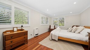 4 bedrooms, iron/ironing board, travel crib, free WiFi - Senang in Blackheath (Blackheath)