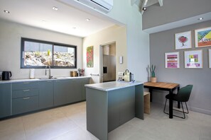 Microwave, oven, stovetop, dishwasher - Villa M Beachfront Luxury Villa. Brand New. Wake up to the Caribbean Sea (Saint Martin)