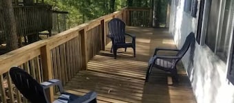Lake Hartwell 3-bedroom Getaway walking distance to lake in Townville