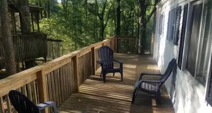 Lake Hartwell 3-bedroom Getaway walking distance to lake in Townville