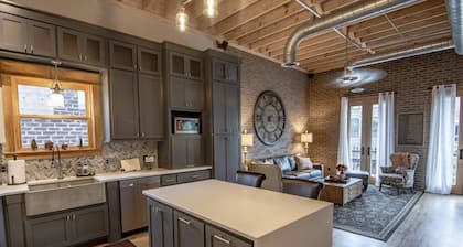 Roof Top On Main
Downtown / McMinnville, TN