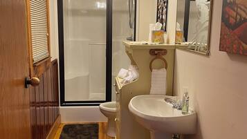 Een douche, een haardroger, handdoeken, zeep