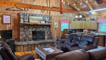 Smart TV, caminetto, libri