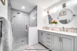 Douche, sèche-cheveux, serviettes fournies, savon