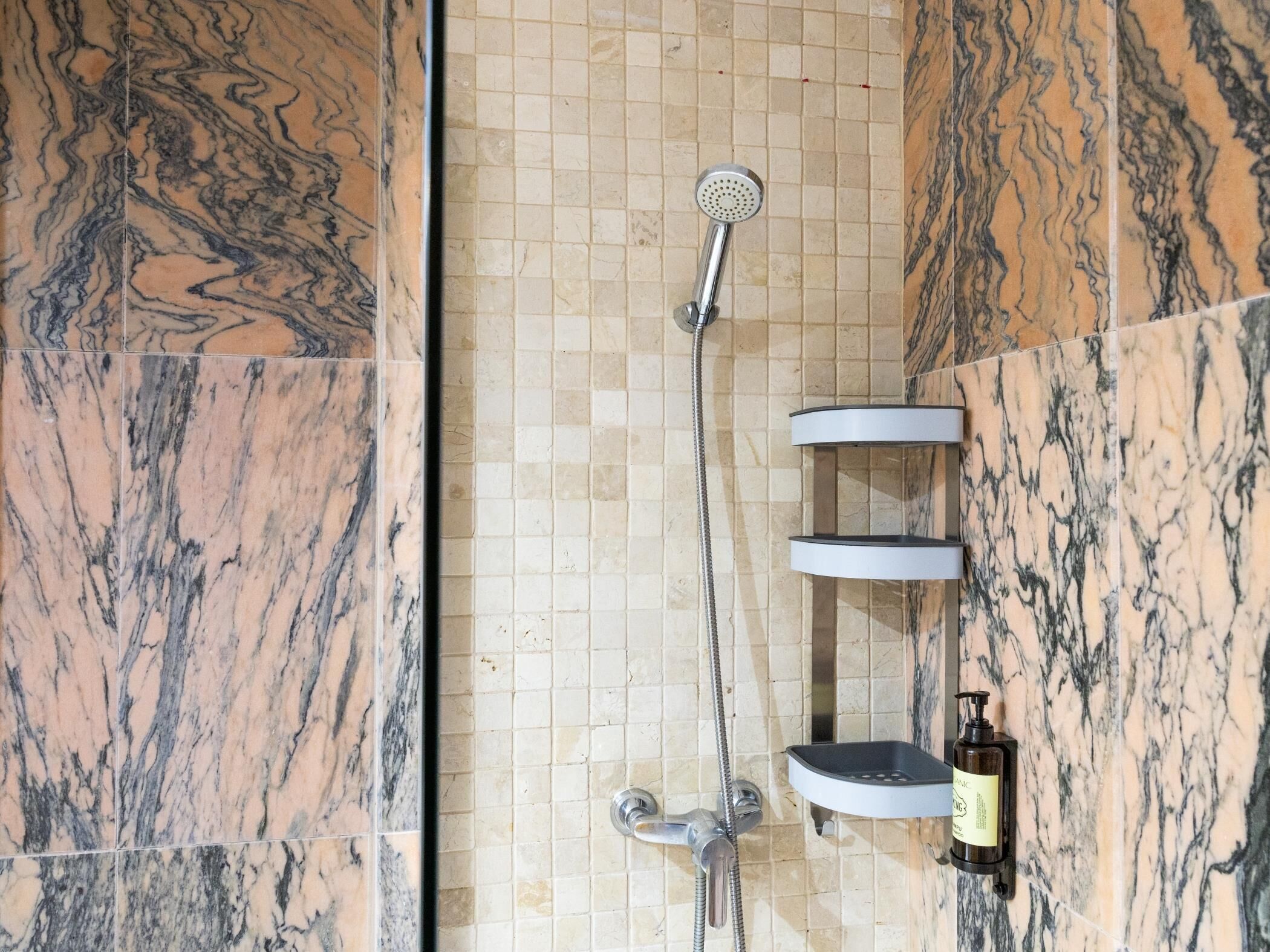 Douche, sèche-cheveux, serviettes fournies