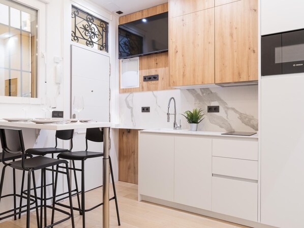 Fridge, dishwasher, coffee/tea maker, toaster
