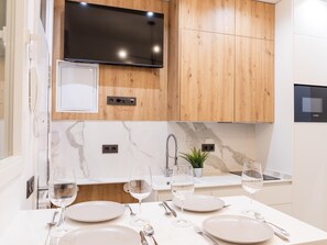 Fridge, dishwasher, coffee/tea maker, toaster