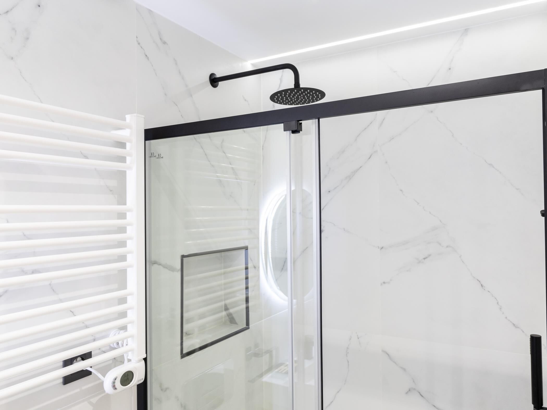 Een douche, een haardroger, handdoeken