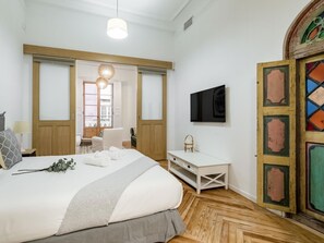 4 bedrooms, iron/ironing board, internet, bed sheets