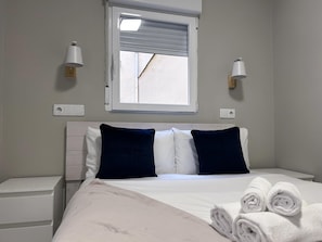 3 chambres, fer et planche à repasser, Wi-Fi, draps fournis