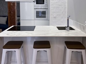 Een koelkast, een microgolfoven, een oven, een vaatwasser