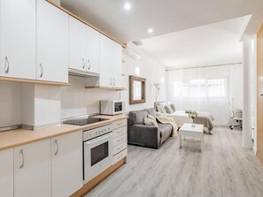 Een koelkast, een magnetron, een oven, een koffiezetapparaat/waterkoker