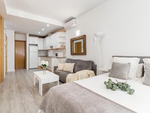 Iron/ironing board, Internet - Charming Studio Avenida América - Your cozy shelter in Madrid (Madrid)