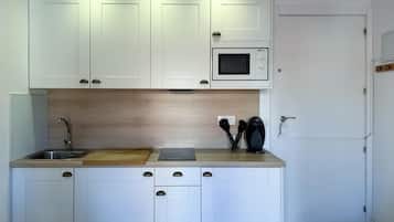 Refrigerador, microondas, cafetera y tetera y tostadora