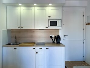 Fridge, microwave, coffee/tea maker, toaster