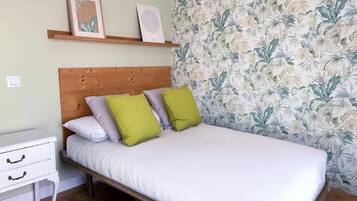 1 slaapkamer, een strijkplank/strijkijzer, wifi, beddengoed