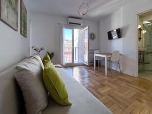 TV - Sol Studio III - Apartment in the City Center with Balcony (Madrid)