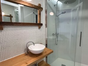 Shower, hair dryer, towels, soap - Sol Studio III - Apartment in the City Center with Balcony (Madrid)