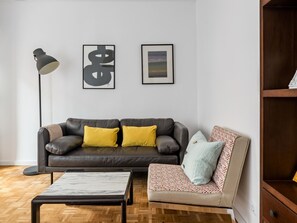 TV - La Latina Life - 2-Bedroom Apartment with Balcony (Madrid)