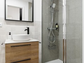 Shower, hair dryer, towels