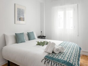 2 slaapkamers, een strijkplank/strijkijzer, internet, beddengoed