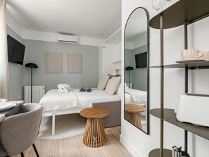 Iron/ironing board, Internet, bed sheets