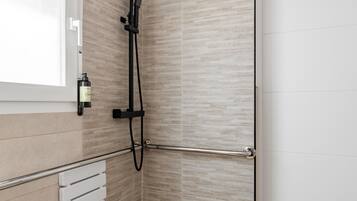 Een douche, een haardroger, handdoeken