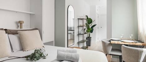 Iron/ironing board, Internet, bed sheets