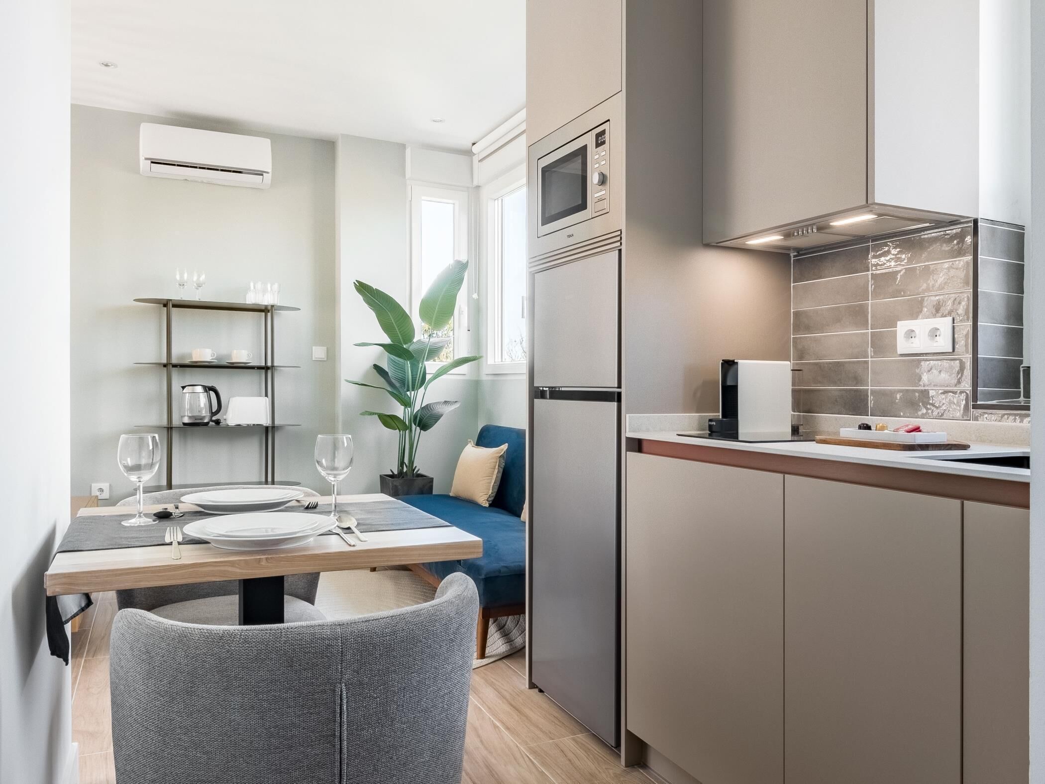 Een koelkast, een magnetron, een koffiezetapparaat/waterkoker