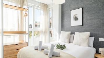 Een strijkplank/strijkijzer, wifi, beddengoed