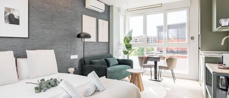 Iron/ironing board, Internet, bed sheets