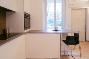 Kühlschrank, Ofen, Geschirrspüler, Wasserkocher mit Kaffee-/Teezubehör