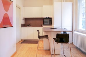 Fridge, oven, dishwasher, coffee/tea maker