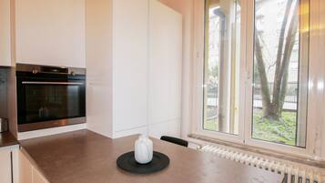 Jääkaappi, uuni, astianpesukone, kahvin-/teenkeitin