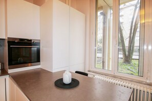 Fridge, oven, dishwasher, coffee/tea maker