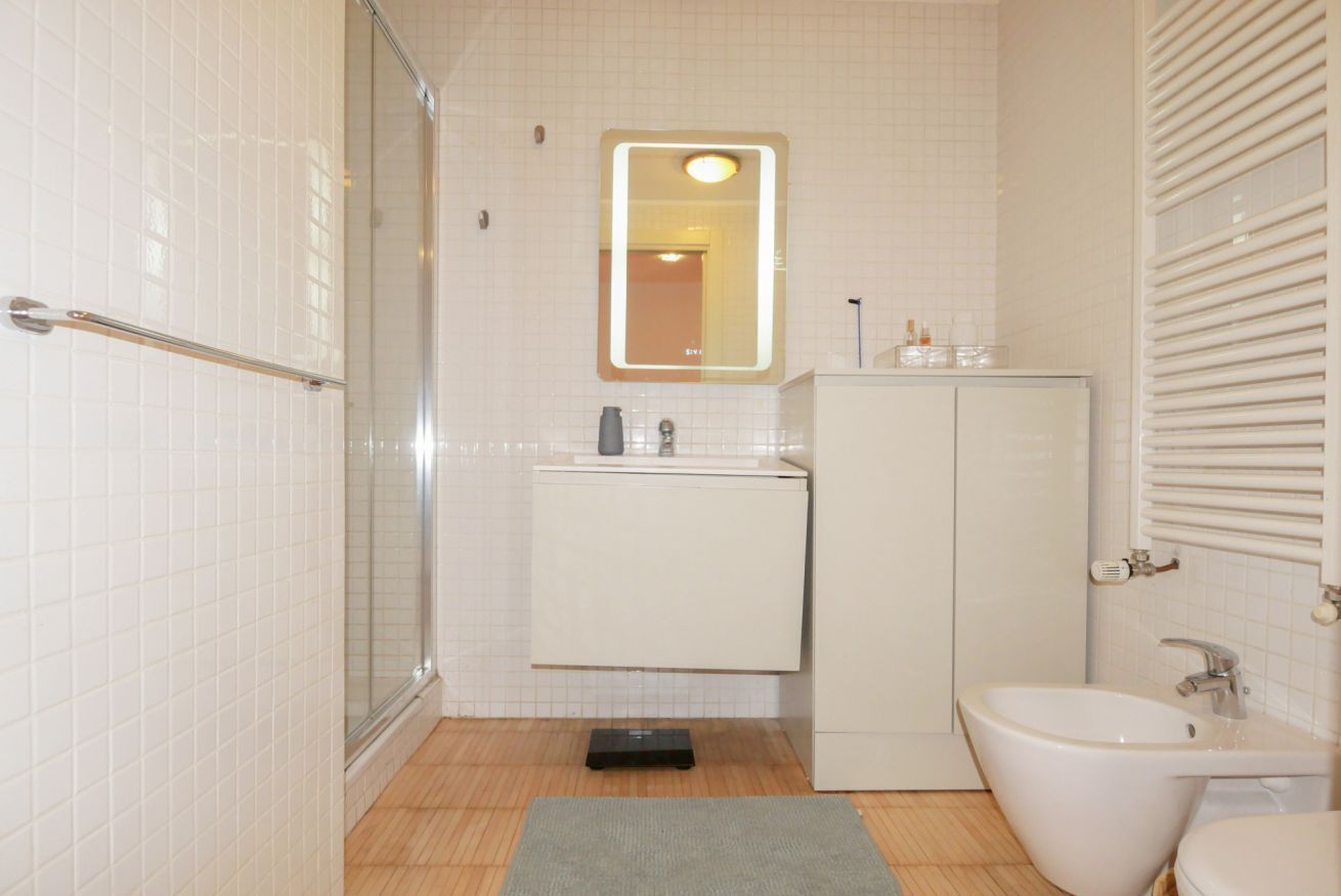 Dutxa, assecador de cabells, bidet i tovalloles 