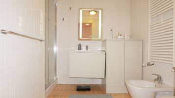 Dutxa, assecador de cabells, bidet i tovalloles