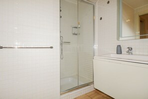 Douche, sèche-cheveux, bidet, serviettes fournies