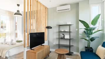 Tabla de planchar con plancha, cuna de viaje, wifi y ropa de cama