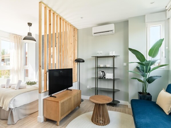 Tabla de planchar con plancha, cuna de viaje, wifi y ropa de cama 
