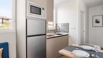 Refrigerador, microondas, cafetera y tetera y tostadora