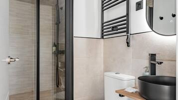 Douche, sĂšche-cheveux, serviettes fournies