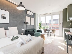 Bügeleisen/Bügelbrett, Internetzugang, Bettwäsche