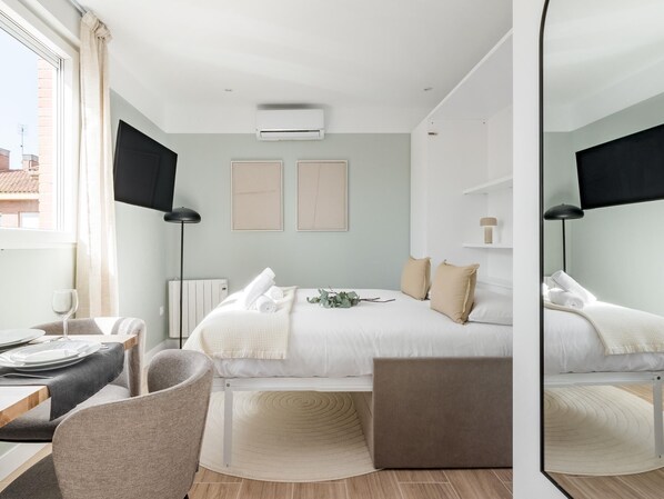 Iron/ironing board, Internet, bed sheets