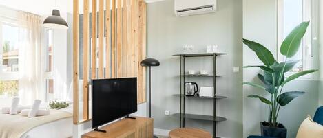 Iron/ironing board, Internet, bed sheets