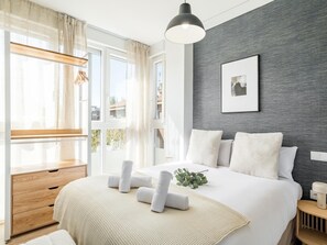 Tabla de planchar con plancha, internet y ropa de cama 